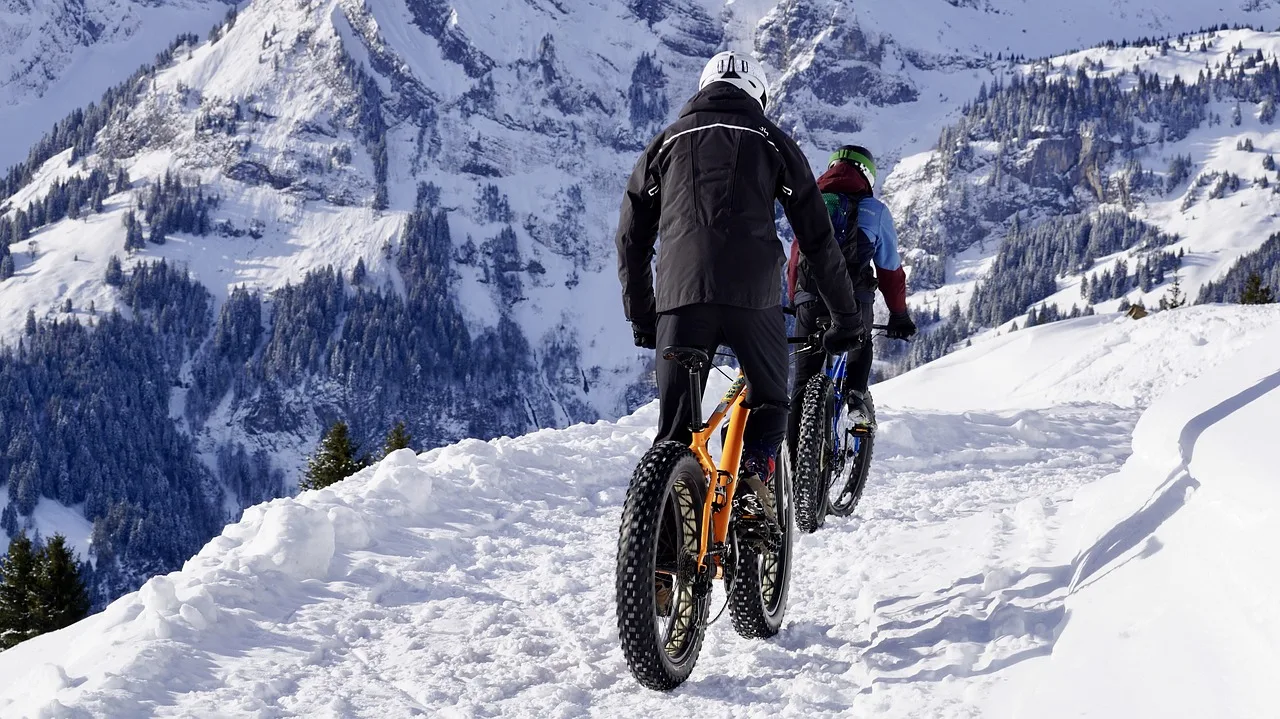bicicletta gomme larghe sulla neve: divertimento puro