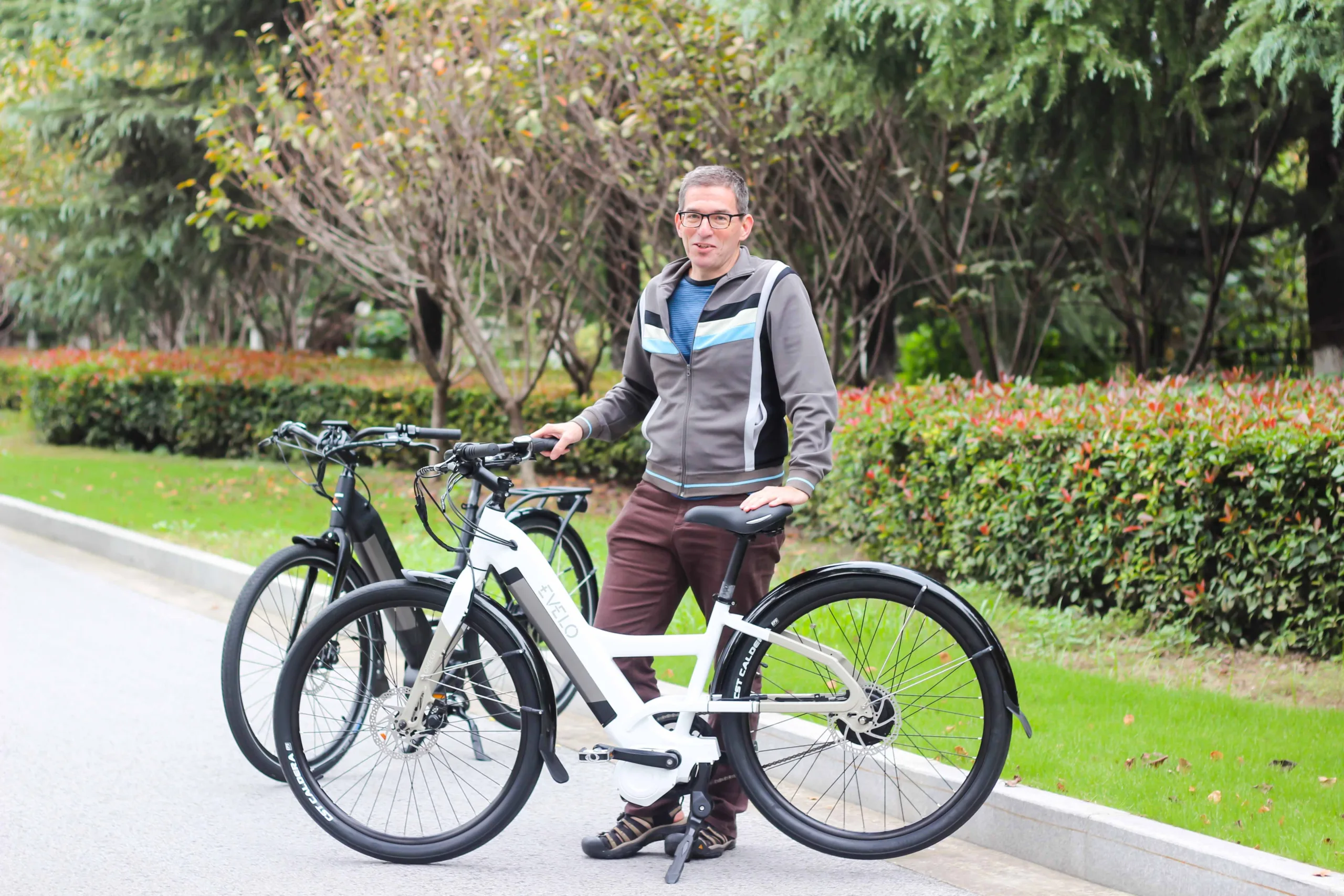 uomo che regge una bicicletta elettrica. Quale autonomia della bicicletta elettrica avrà?
