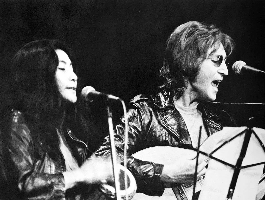 John Lennon e Yoko Ono. Lennon è nella classifica iTunes dei singoli con Imagine
