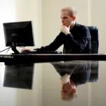 un uomo al computer raccoglie informazioni sui fondi pensione del commercio
