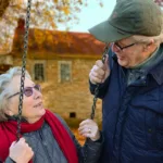 due anziani che si godono la pensione grazie ad un'oculato iscrizione ad un fondo pensione