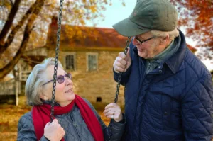 due anziani che si godono la pensione grazie ad un'oculato iscrizione ad un fondo pensione